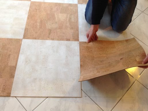 Kork Teppich Fliesen weiß und Natur Korkteppich Fliesen, direkt auf vorhandene Steinfliesen mit doppelseitigem Klebeband verlegt.